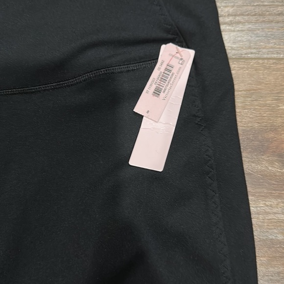 Victoria's Secret NWT Incredible Essential Legging, strappy detail, Black Sz 8 - Picture 3 of 5